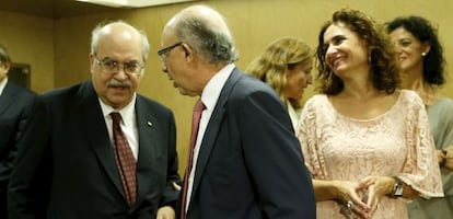 El ministre d'Hisenda, Cristóbal Montoro (c), amb els consellers d'Economia de Catalunya, Andreu Mas-Colell, i d'Andalusia, María Jesús Montero.