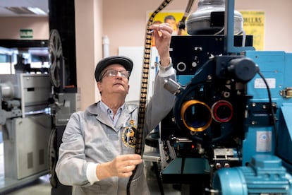 Miguel Pérez 'Trébol' revisa una de las películas en el museo del cine de Veguellina de Órbigo, en León.