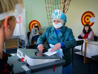 Una señora deposita su voto en un colegio electoral de Luppolovo, a las afueras de San Petersburgo.