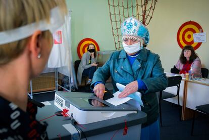 Una señora deposita su voto en un colegio electoral de Luppolovo, a las afueras de San Petersburgo.