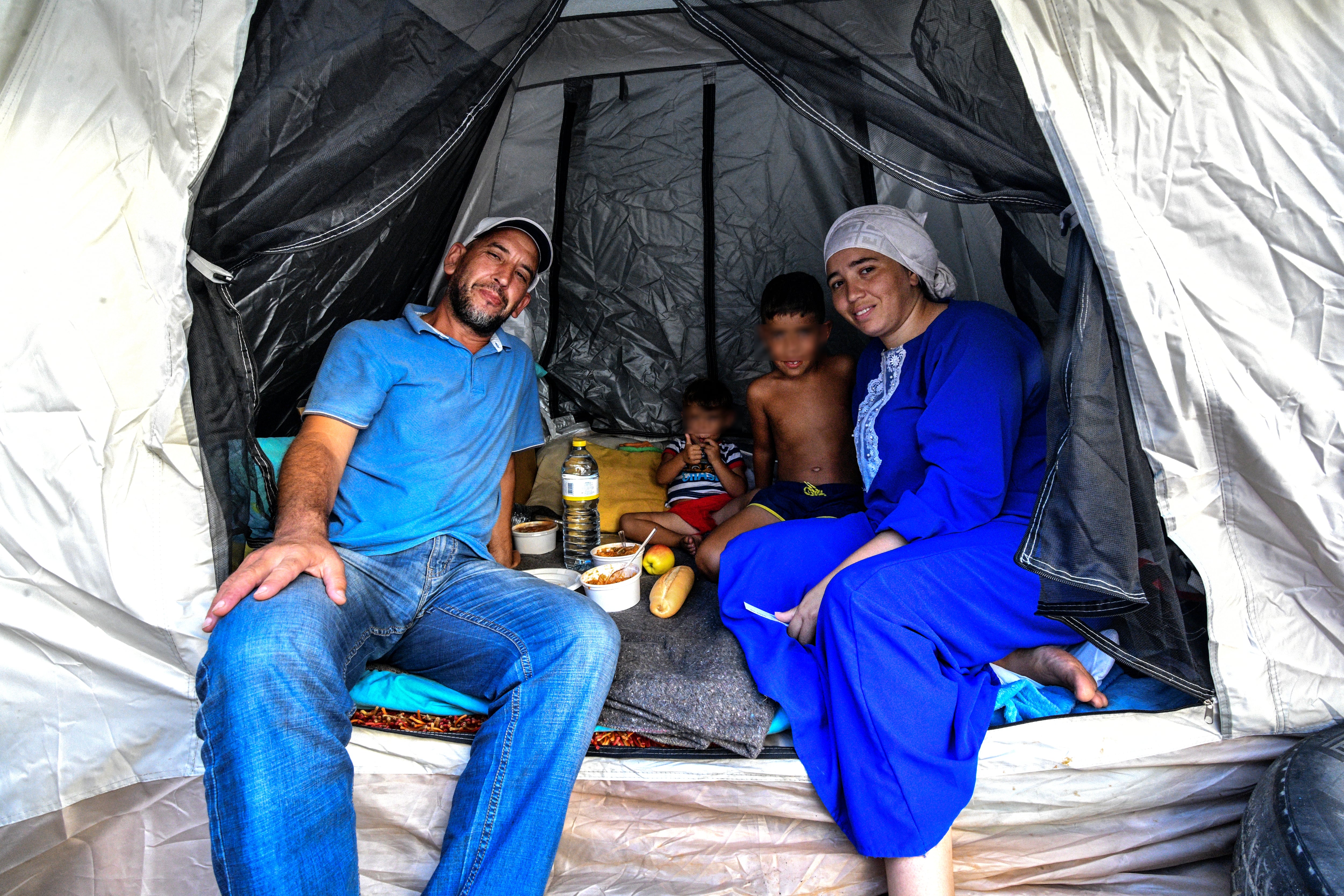 Daidu y Nihad, junto a sus dos hijos en el polígono de El Tarajal.