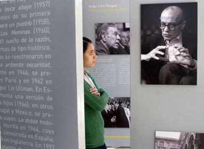 Una mujer observa una fotografía de Ernesto Sábato en la muestra sobre ganadores del Premio Cervantes en Guadalajara, México