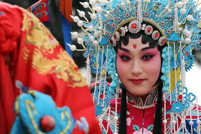 Los artistas chinos de la ópera esperan actuar frente a la primera Ministra británica Theresa May y a su esposo Philip May como parte de un evento cultural en la torre de la Grulla Amarilla (China).