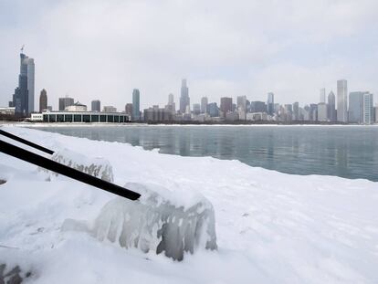 Vista das águas geladas do lago Michigan em Chicago.