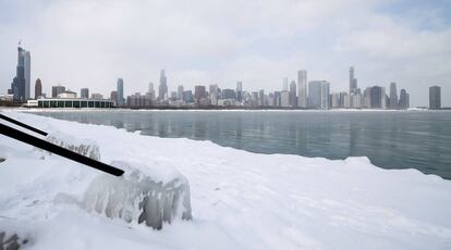 Vista das águas geladas do lago Michigan em Chicago.