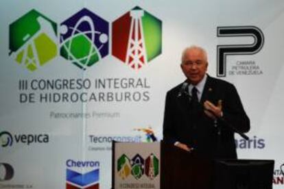 El ministro de Energía y Petróleo de Venezuela, Rafael Ramírez, fue registrado este jueves al participar en el III Congreso Integral de Hidrocarburos de Venezuela, en Maracaibo (Venezuela). EFE/Archivo