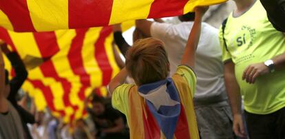 Un niño lleva una estelada durante una protesta en Barcelona.