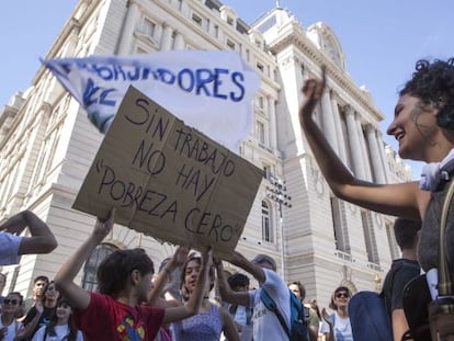 Trabalhadores despedidos do Centro Cultural Kirchner protestam na quinta-feira na porta do estabelecimento.