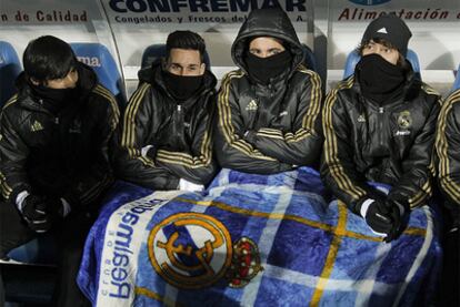 Los jugadores del Madrid, abrigados en el banquillo de Getafe.