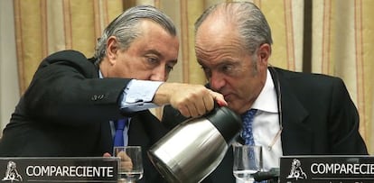 El presidente de Adif, Gonzalo Ferre (derecha), y el de Renfe, Julio Gómez-Pomar, durante su comparecencia en el Congreso el 8 de agosto.