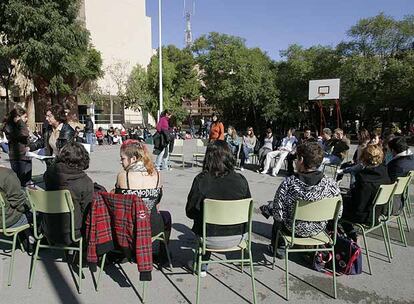 Alumnos del IES Carrús de Elche dan clase en el patio en protesta por la Ciudadanía en inglés.