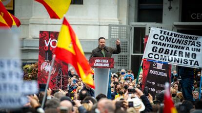 Santiago Abascal se dirige el 19 de marzo a los concentrados en una manifestación en Madrid contra el Gobierno.
