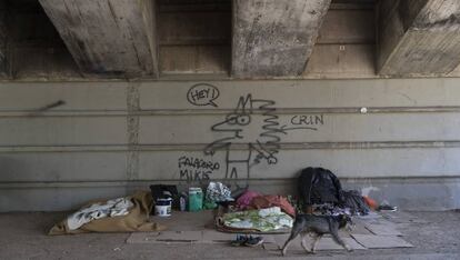 Sensesostre sota un pont, a Barcelona.