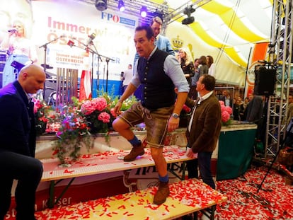 El l&iacute;der del partido de la Libertad austriaco, Heinz-Christian Strache, se baja del escenario despu&eacute;s de un mitin en Linz. 