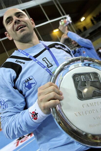 Hombrados posa con el trofeo que acredita el triunfo del Ciudad Real.