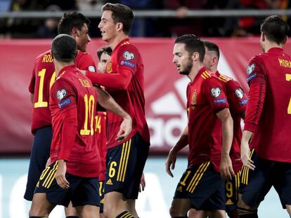 Los jugadores de España celebran un gol a Malta.