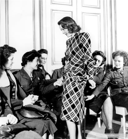 Saló de moda a París el 1944, en una fotografia de Lee Miller. 