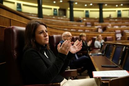 La portavoz parlamentaria del PSOE, Adriana Lastra, aplaude la intervención del presidente del Gobierno, Pedro Sánchez.