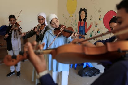 Antes del conflicto, en ocasiones, Israel concedía permisos de salida a los mejores estudiantes para viajar fuera de Gaza y tocar en la Orquesta Juvenil de Palestina, el conjunto itinerante del conservatorio. Otros actuaban dentro de Gaza, ofreciendo conciertos. Tras 22 meses de bombardeos, algunos de los estudiantes han fallecido, según cuenta Suhail Khoury, presidente del conservatorio. Una de la alumnas asesinadas fue la violinista Lubna Alyaan, de 14 años, que murió junto con su familia al comienzo de la guerra.

En la fotografía, niños palestinos practican durante una sesión organizada por el Conservatorio Nacional de Música Edward Said, el 4 de agosto de 2025.  