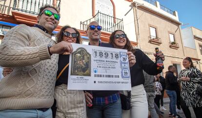 Vecinos de Guillena en Sevilla agraciados con el tercer premio de la lotería del Niño, número 18918.
