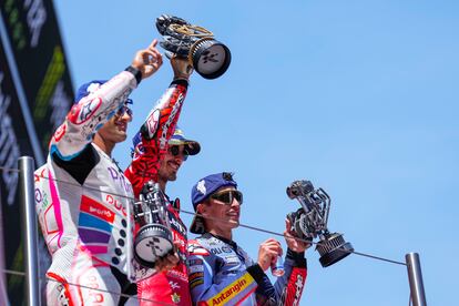 Los pilotos españoles Jorge Martín y Marc Márquez junto a Pecco Bagnaia, en el centro, en el podio del GP de Cataluña, el pasado fin de semana.