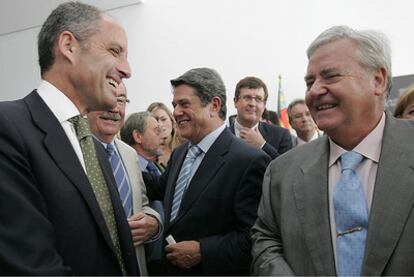 Francisco Camps, junto a Federico Trillo y Luis Díaz Alperi, ayer, en Alicante.