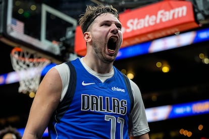 Luka Doncic, de los Dallas Mavericks, durante el partido de este viernes en el que ha anotado 73 puntos.