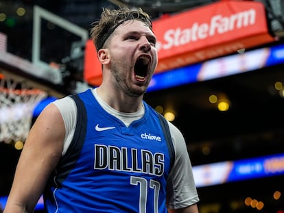 Luka Doncic, de los Dallas Mavericks, durante el partido de este viernes en el que ha anotado 73 puntos.