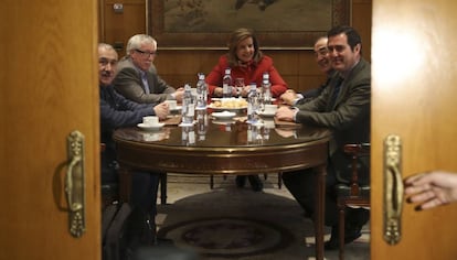 La ministra de Empleo, Fátima Báñez, al inicio de la reunión que ha mantenido con los presidentes de CEOE y Cepyme, Juan Rosell (segundo por la derecha) y Antonio Garamendi (derecha), y los secretarios generales de UGT y CCOO, Pepe Álvarez (izquierda) e Ignacio Fernández Toxo (segundo por la izquierda), hoy en la sede del ministerio, en Madrid.