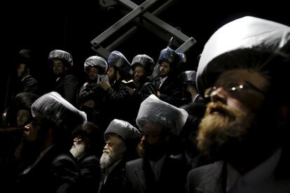 Ultra-Orthodox Jewish men take part in the wedding ceremony of the grandson of Rabbi Yosef Dov Moshe Halberstam, religious leader of the Sanz Hasidic dynasty and the granddaughter of the religious leader of Toldos Avraham Yitzchak Hasidic dynasty, in Netanya, Israel, March 15, 2016. Picture taken March 15, 2016. REUTERS/Baz Ratner