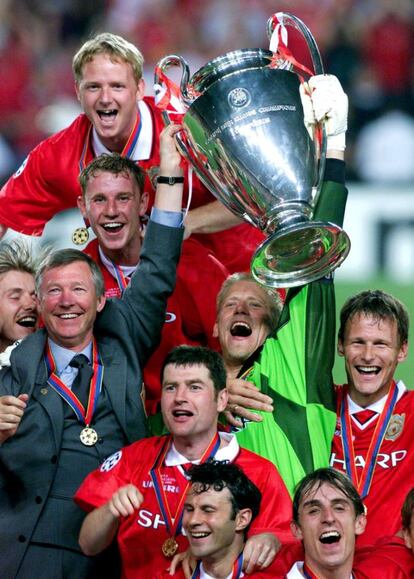 Sir Alex Ferguson junto a sus jugadores, entre los que figuran Butt, Giggs y Gary Neville, celebrando la Copa de Europa del 99.