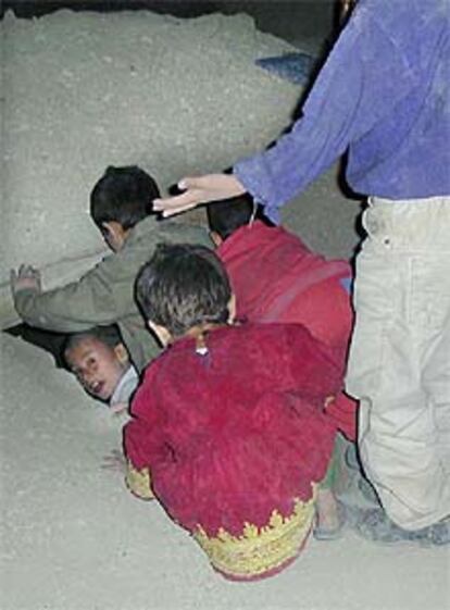 Varios niños afganos se refugian de los bombardeos en un sótano en Kabul.