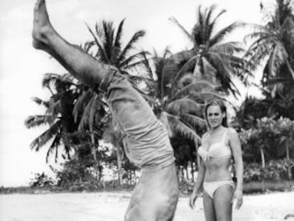 Sean Connery con Ursula Andress en una escena de 'James Bond: Dr. No', en 1962.