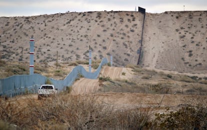 Un agente de fronteras de EE UU patrulla a lo largo de la valla fronteriza con M&eacute;xico 