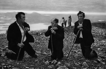Tres peregrinos, en el monte irlandés Croagh Patrick, en 1972.