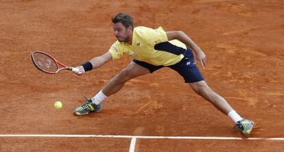 Wawrinka recupera una pelota ante Ferrer.