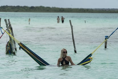 Una turista se baña en el balneario Cocalitos, en la Laguna Bacalar, el 18 de mayo.