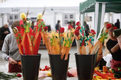 Para la fiesta de Sant Jordi hoy, se espera una venta de 600.000 rosas amarillas frente a 7 millones de rojas.