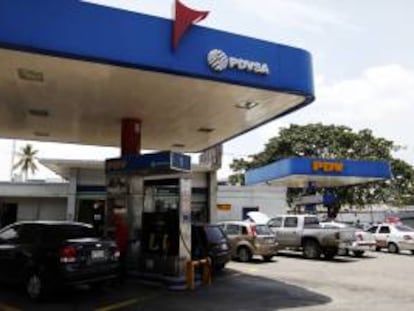 El subsidio estatal para que el litro de gasolina en Venezuela se venda a un centavo de dólar supera los 12.500 millones de dólares anuales, lo que alienta el derroche y el contrabando, que llega a 100.000 de los 700.000 barriles diarios destinados al consumo interno. EFE/Archivo