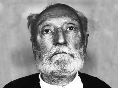 Miguel de Unamuno, fotografiado de frente, obra de José Limeses y Antonio M. Saralegui.