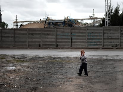 Un niño camina por un barrio empobrecido en las afueras de Buenos Aires, Argentina, en octubre de 2019.