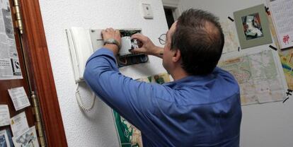 Un operario revisando un cuadro eléctrico.