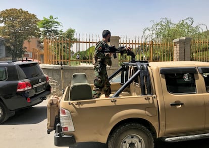 Un soldado afgano patrulla por una calle de Kabul, este domingo.
