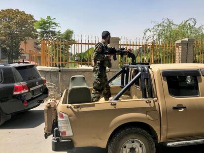 Un soldado afgano patrulla por una calle de Kabul, este domingo.