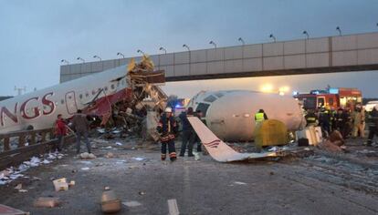 Los equipos de emergencias trabajan junto al avi&oacute;n siniestrado.