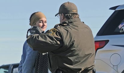 La actriz Shailene Woodley, en el momento de su arresto durante una protesta en Dakota del Norte.