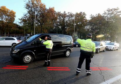 La señalización de Madrid Central consiste en una doble línea roja de 10 kilómetros lineales y pictogramas en las entradas del área de acceso restringido, que coincide prácticamente con el distrito Centro.