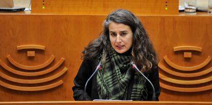 Irene de Miguel, portavoz de Unidas por Extremadura, durante el pleno de la Asamblea autonómica este jueves.