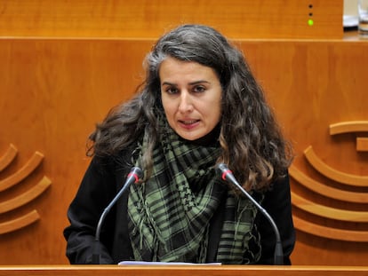 Irene de Miguel, portavoz de Unidas por Extremadura, durante el pleno de la Asamblea autonómica este jueves.