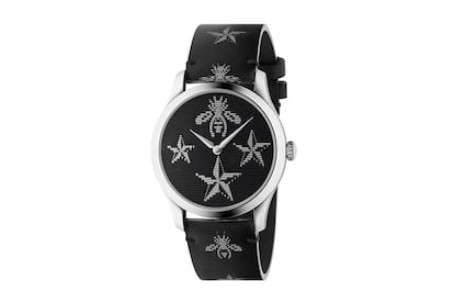 Estrellas y abejas estampadas en este reloj de Gucci (c.p.v.).